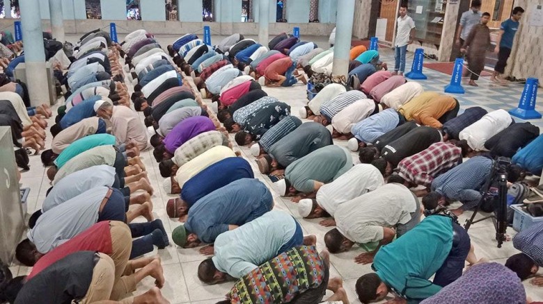 প্রথম তারাবিতে মুসল্লি