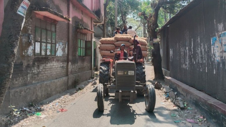 ট্রাকে চাঁদা দাবিকে কেন্দ্র করে গোলাগুলি, ককটেল বি...